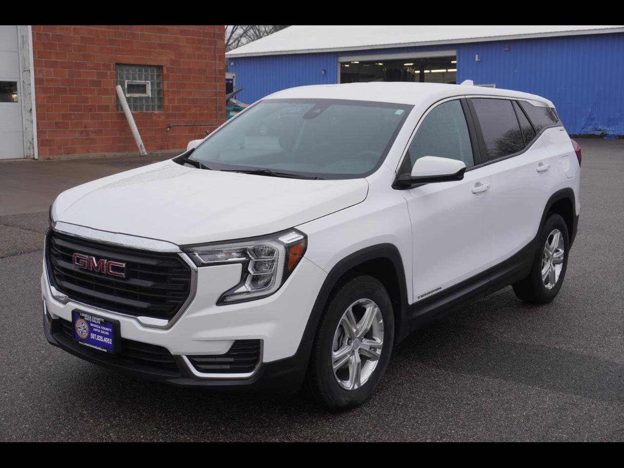 Used 2022 GMC Terrain SLE image 1