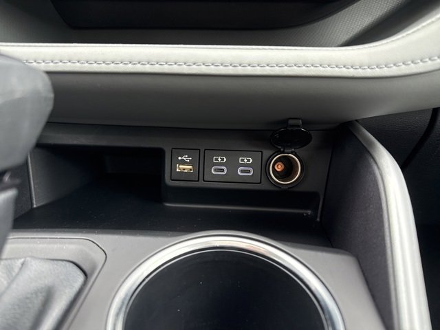 Used 2025 Toyota Highlander XLE image 32