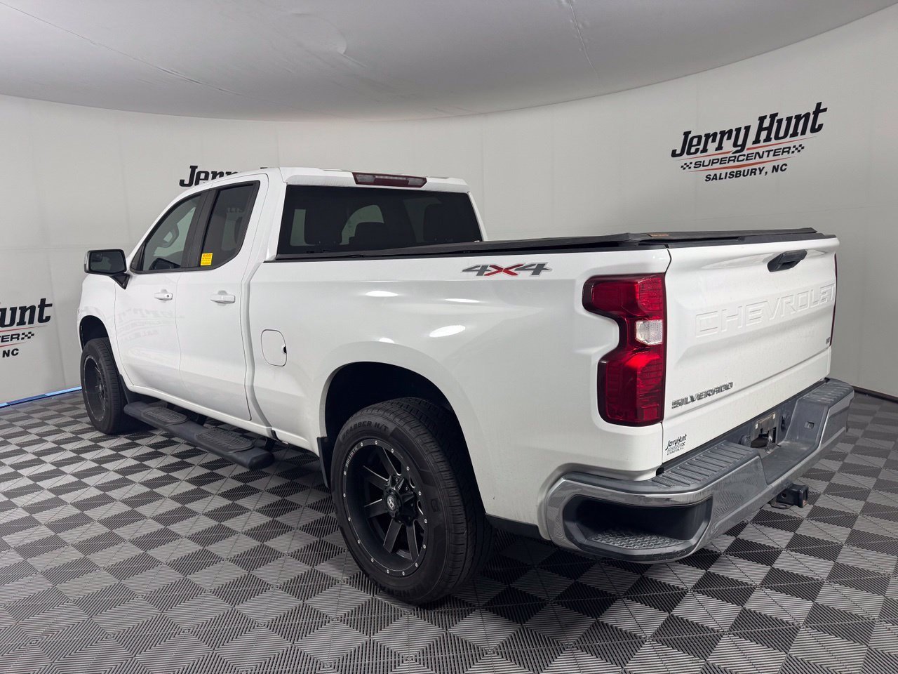 Used 2020 Chevrolet Silverado 1500 LT w/ Trailering Package AWD/4WD image 9