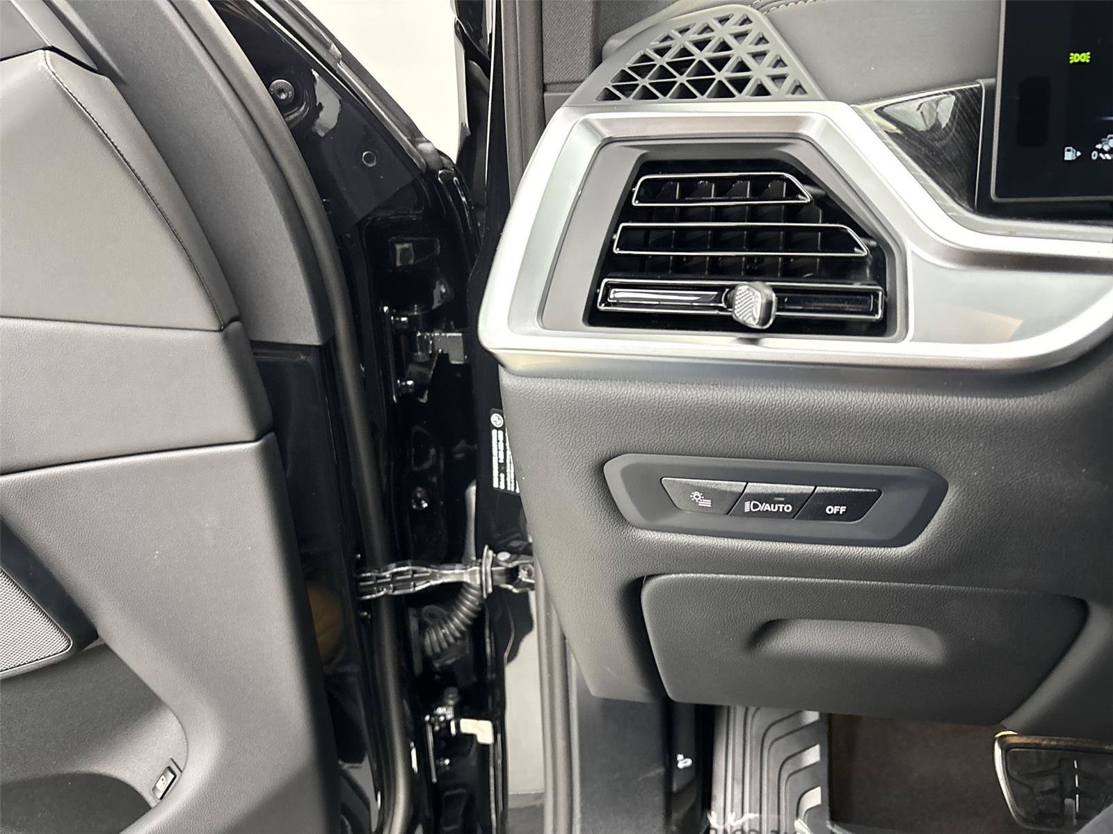 New 2026 BMW X5 xDrive50e w/ M Sport Package AWD/4WD image 31