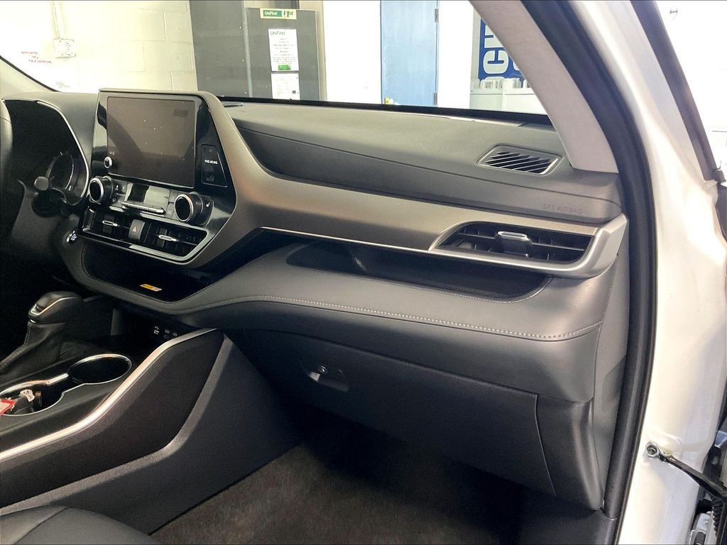 Used 2023 Toyota Highlander XLE AWD/4WD image 13