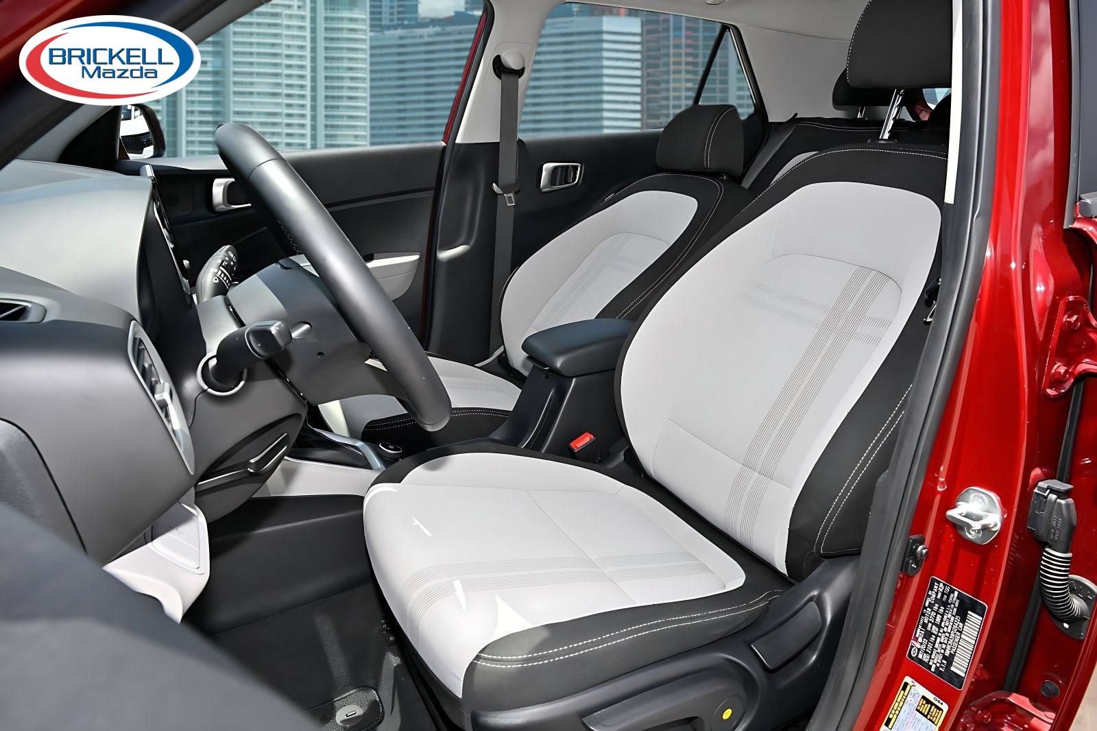 Used 2023 Hyundai Venue SEL FWD image 6