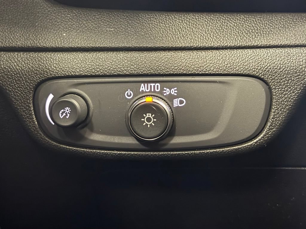 Used 2022 Chevrolet Bolt EUV LT w/ Convenience Package FWD image 14
