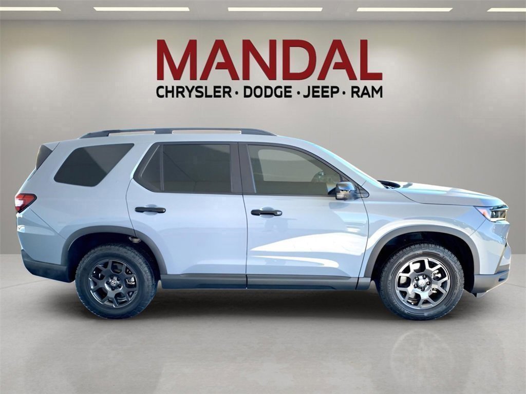 Used 2025 Honda Pilot TrailSport image 5
