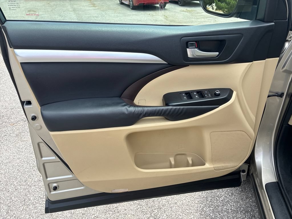 Used 2015 Toyota Highlander XLE AWD/4WD image 10