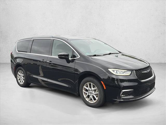 Used 2025 Chrysler Pacifica Select FWD image 3