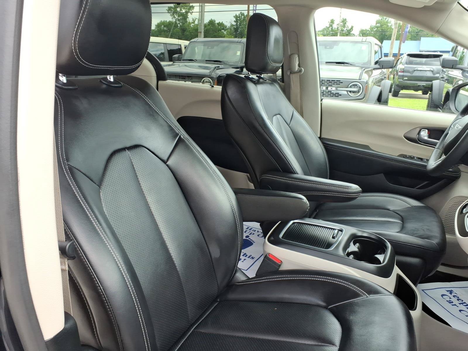 Used 2023 Chrysler Pacifica Touring-L FWD image 7