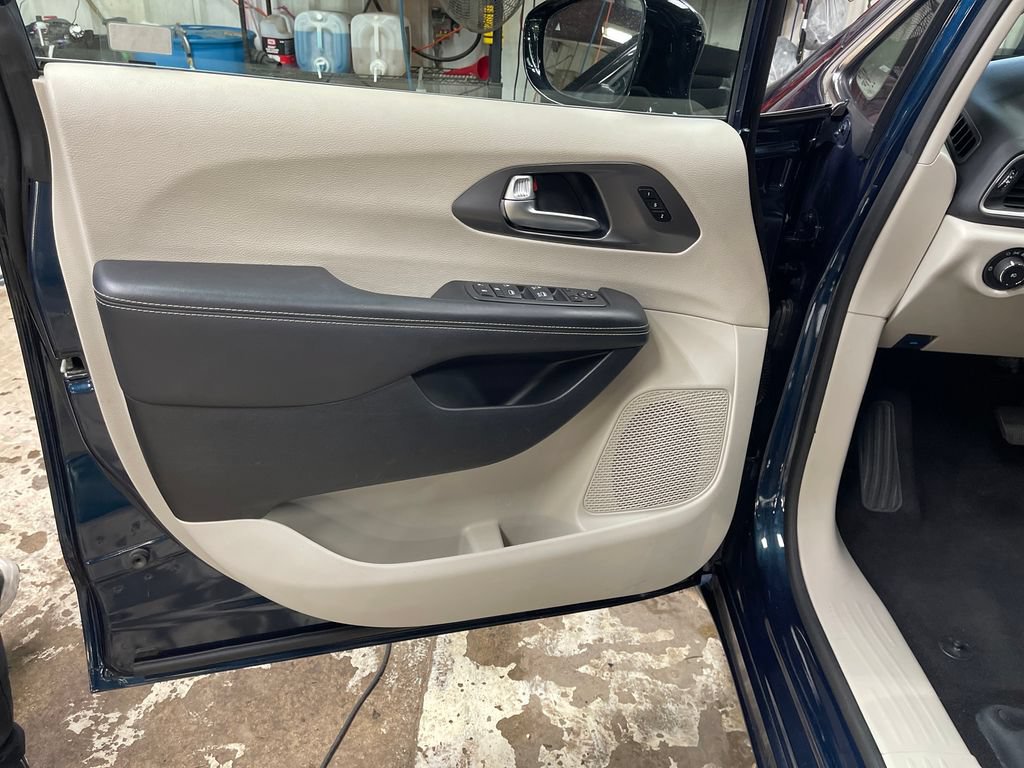 Used 2024 Chrysler Pacifica Touring-L FWD image 15