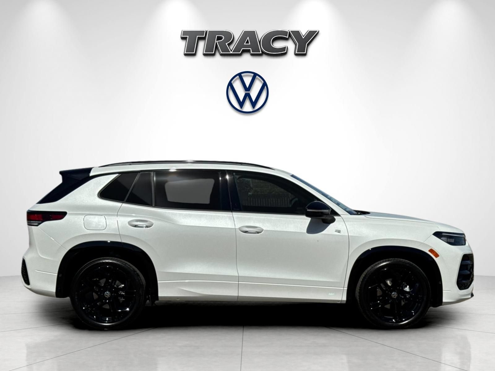 New 2026 Volkswagen Tiguan SE R-Line FWD image 3