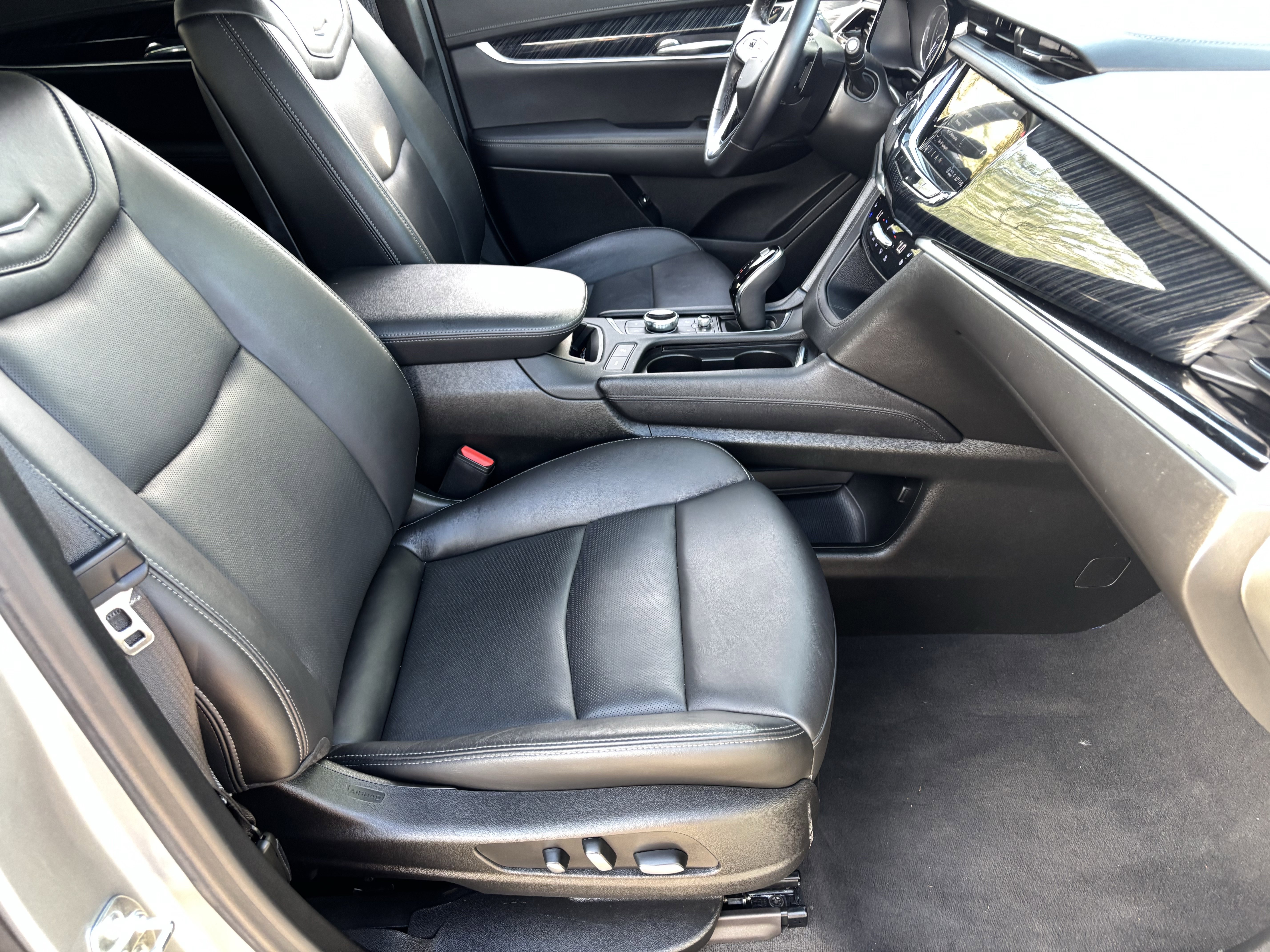 Used 2025 Cadillac XT6 Premium Luxury image 9