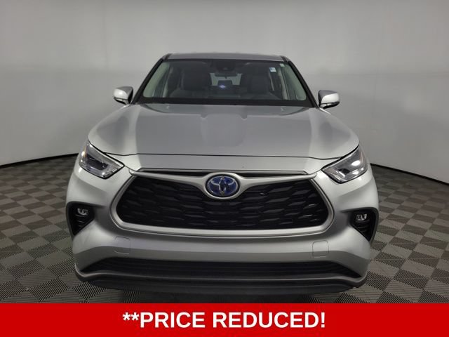 Used 2024 Toyota Highlander LE FWD image 2