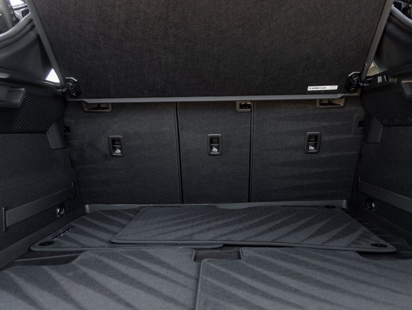 Certified 2025 Porsche Macan Electric image 36