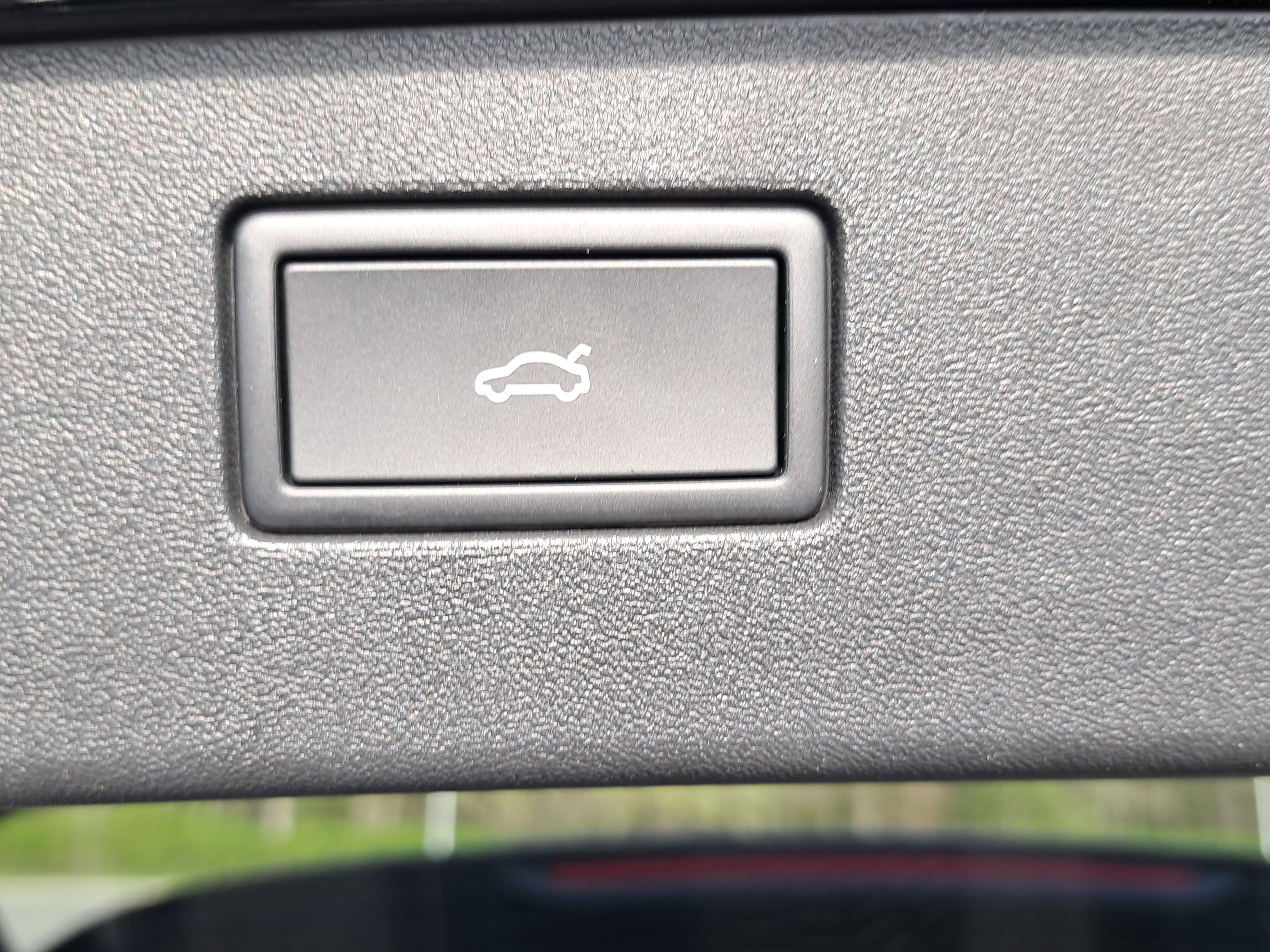 Used 2025 Volkswagen Tiguan SE R-Line image 13