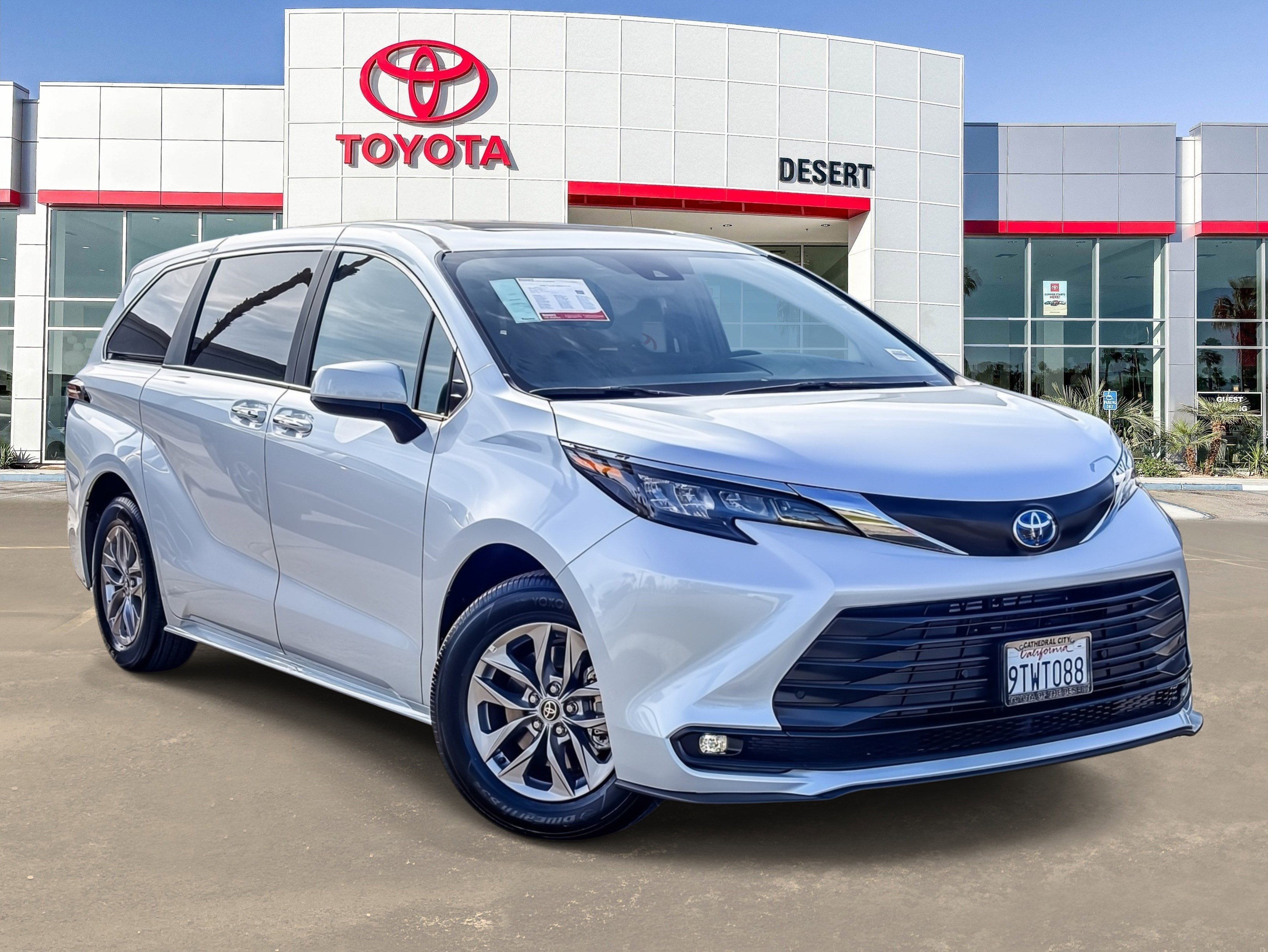 Used 2025 Toyota Sienna XLE image 1