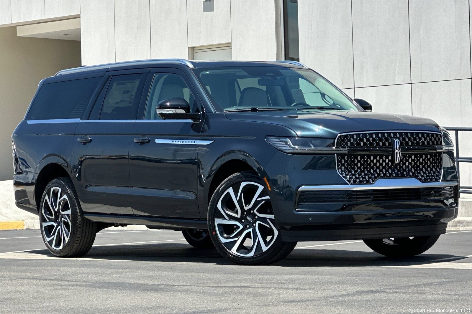 New 2026 Lincoln Navigator L Reserve AWD/4WD image 1