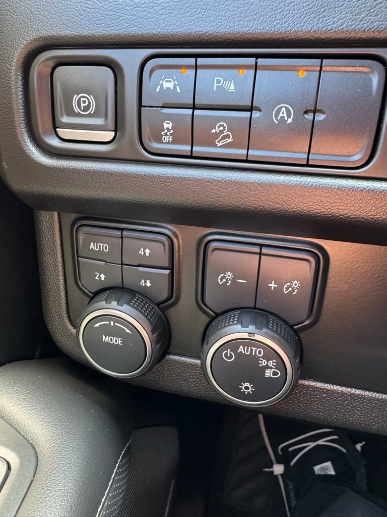 Used 2023 Chevrolet Suburban Premier AWD/4WD image 25