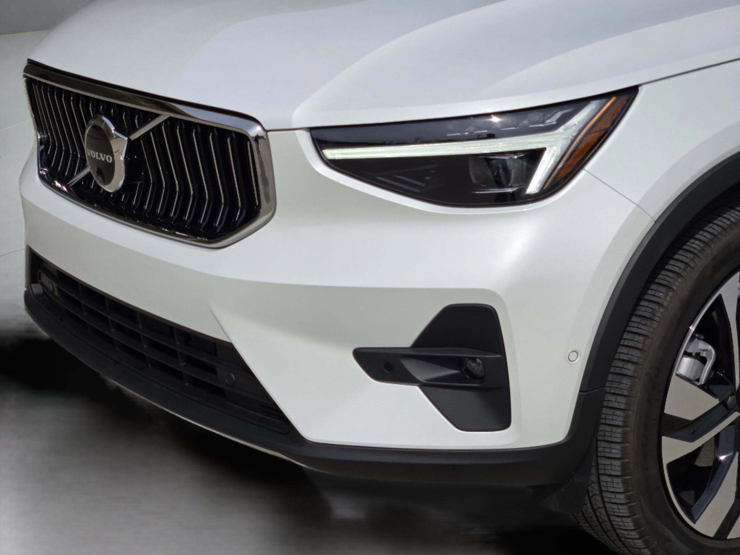 New 2025 Volvo XC40 B5 Plus w/ Protection Package Premier image 43