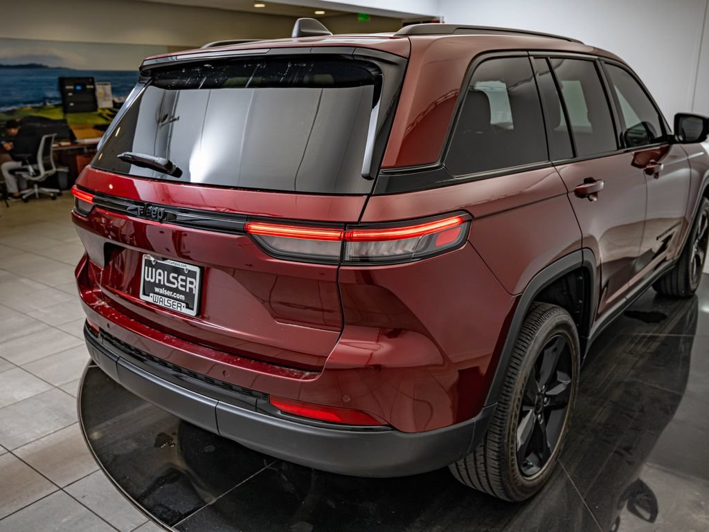 Used 2023 Jeep Grand Cherokee Altitude RWD image 16