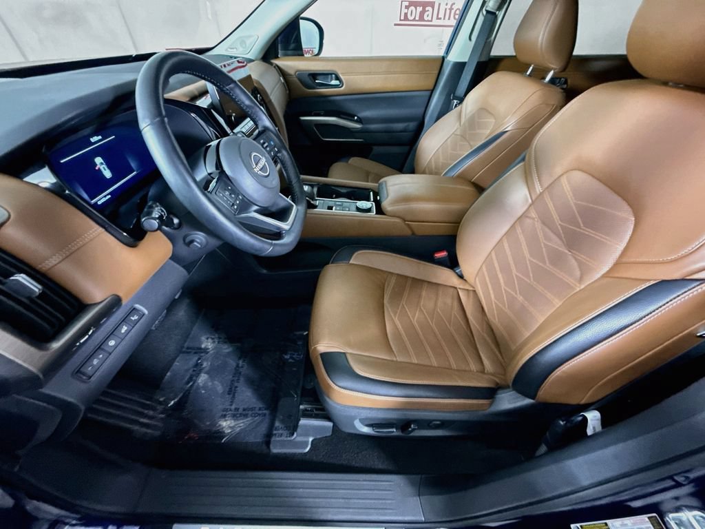 Certified 2024 Nissan Pathfinder Platinum w/ Black Appearance Package AWD/4WD image 27