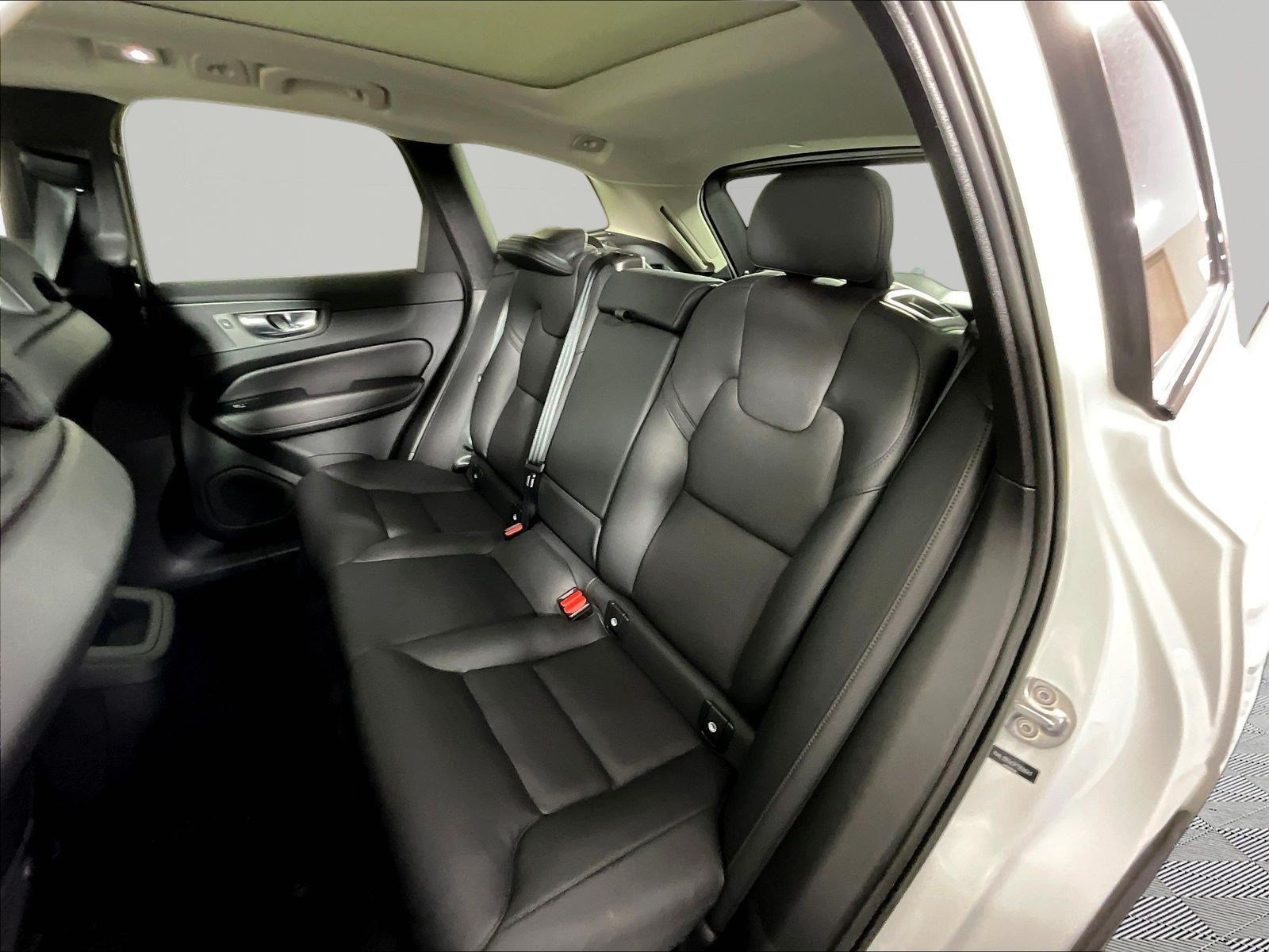 Used 2023 Volvo XC60 B5 Plus AWD/4WD image 22