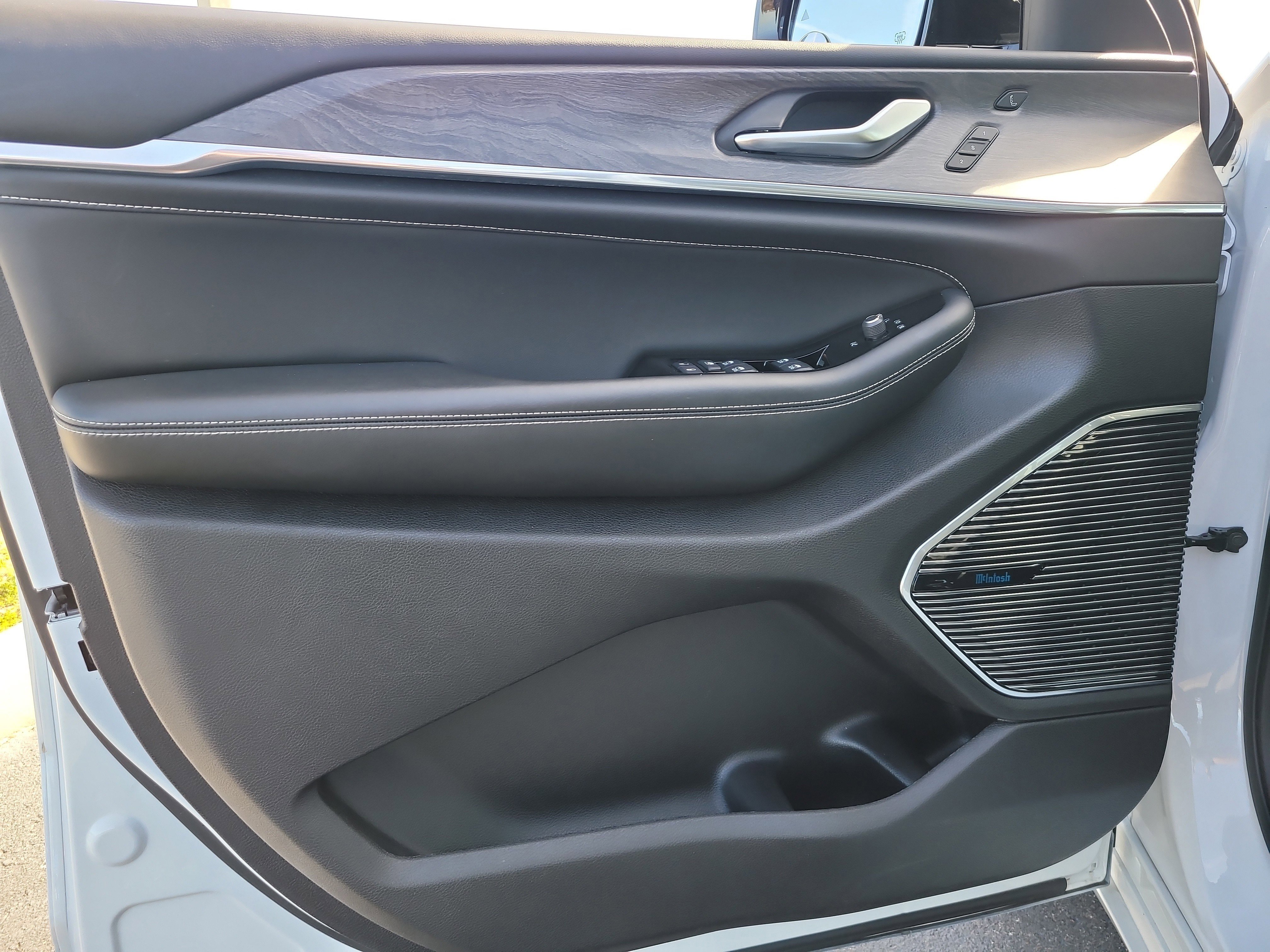 Used 2023 Jeep Grand Cherokee Overland w/ Luxury Tech Group IV image 15