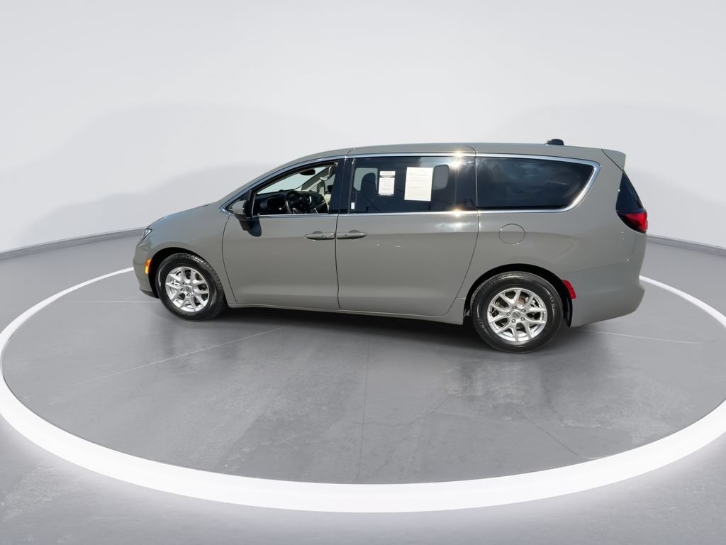 Used 2023 Chrysler Pacifica Touring-L FWD image 5