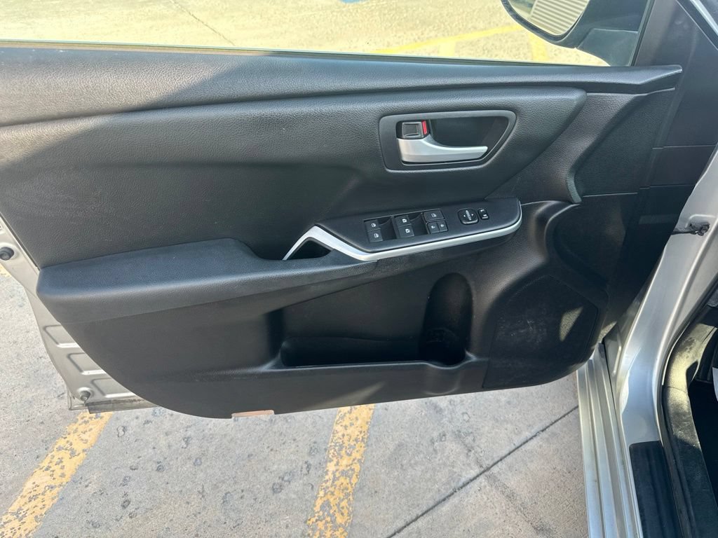 Used 2015 Toyota Camry SE FWD image 9