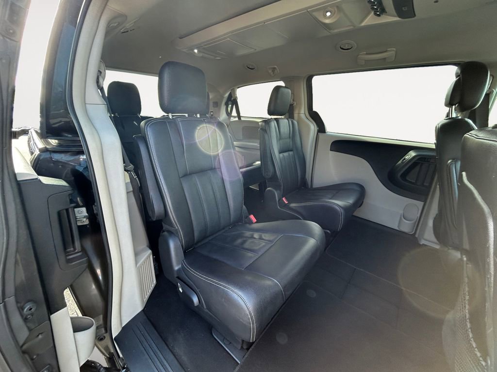 Used 2016 Chrysler Town & Country Touring FWD image 23