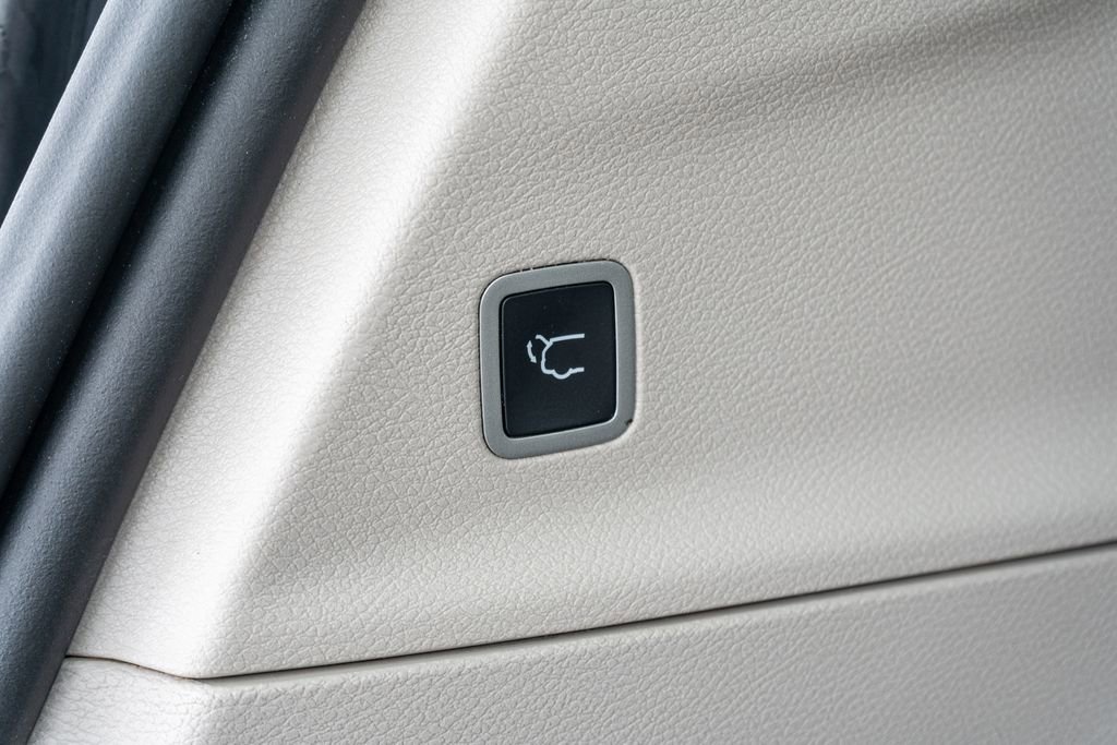 Used 2023 Chrysler Pacifica Touring-L image 14