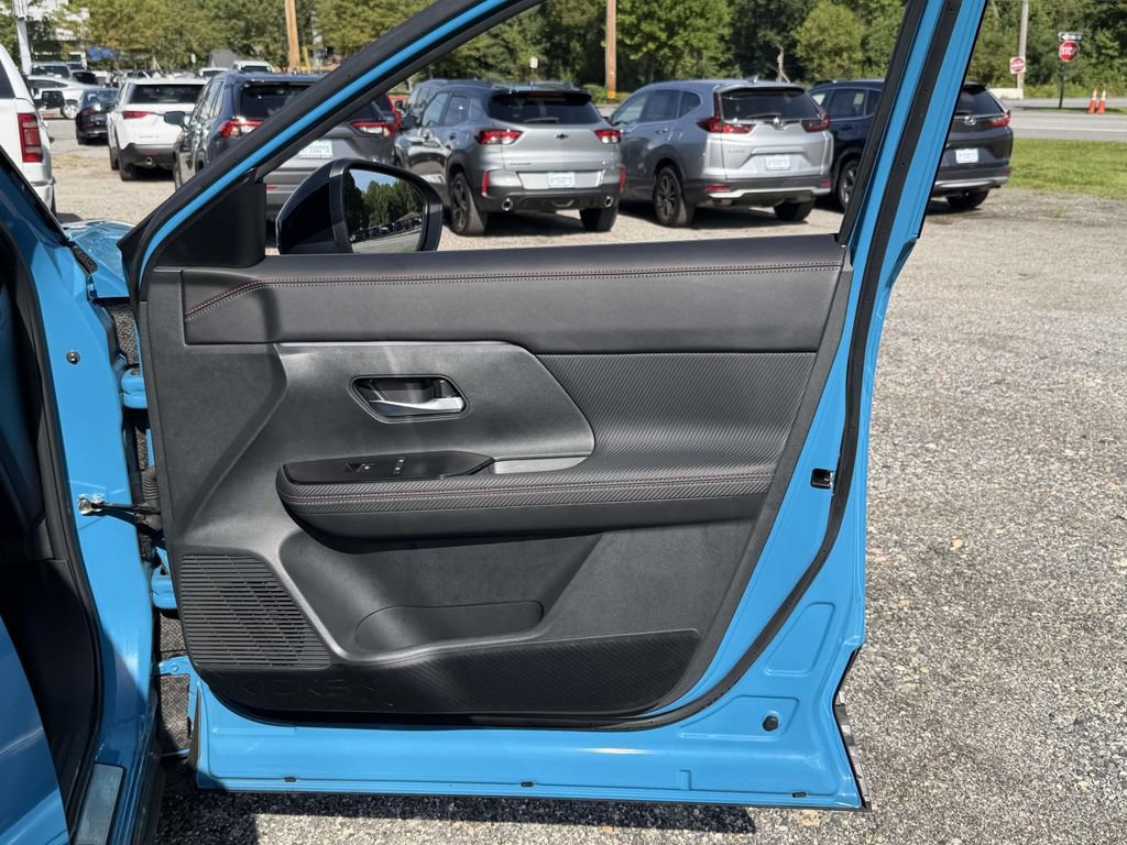 Used 2025 Nissan Kicks SR w/ Illumination Package AWD/4WD image 8