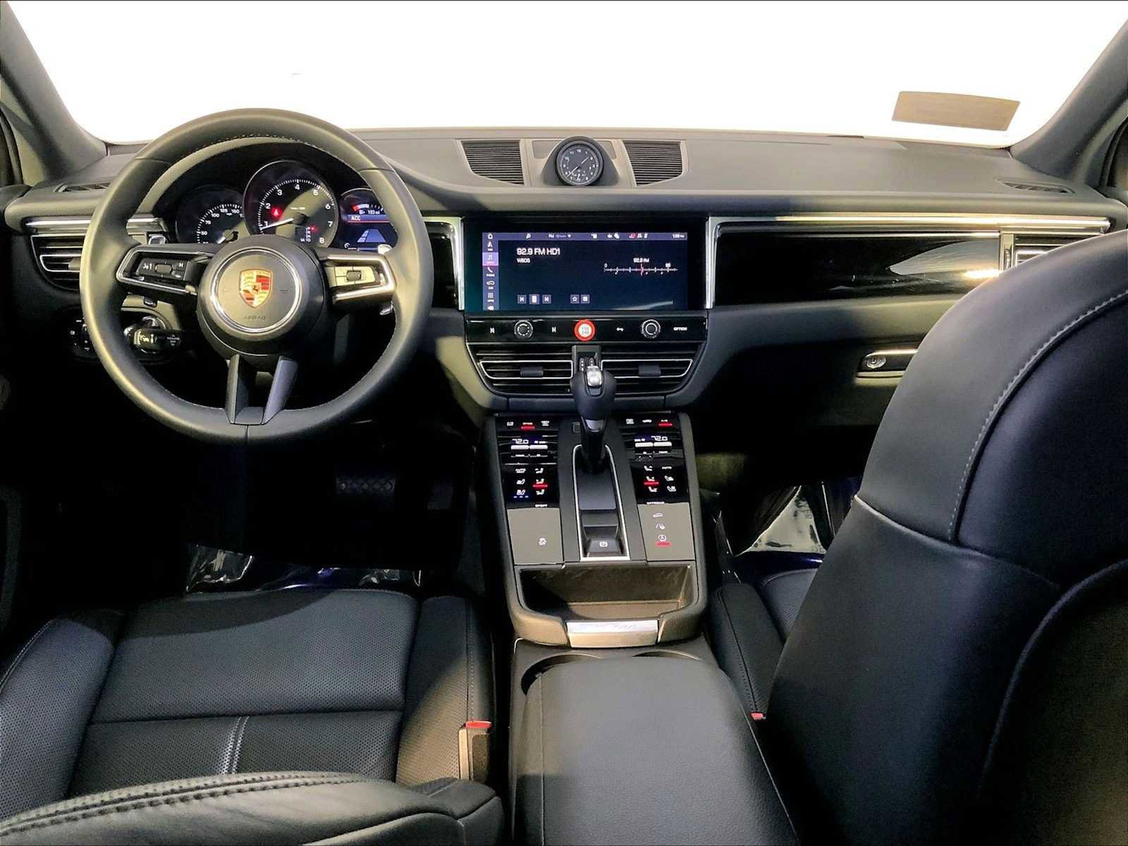 Certified 2025 Porsche Macan image 14