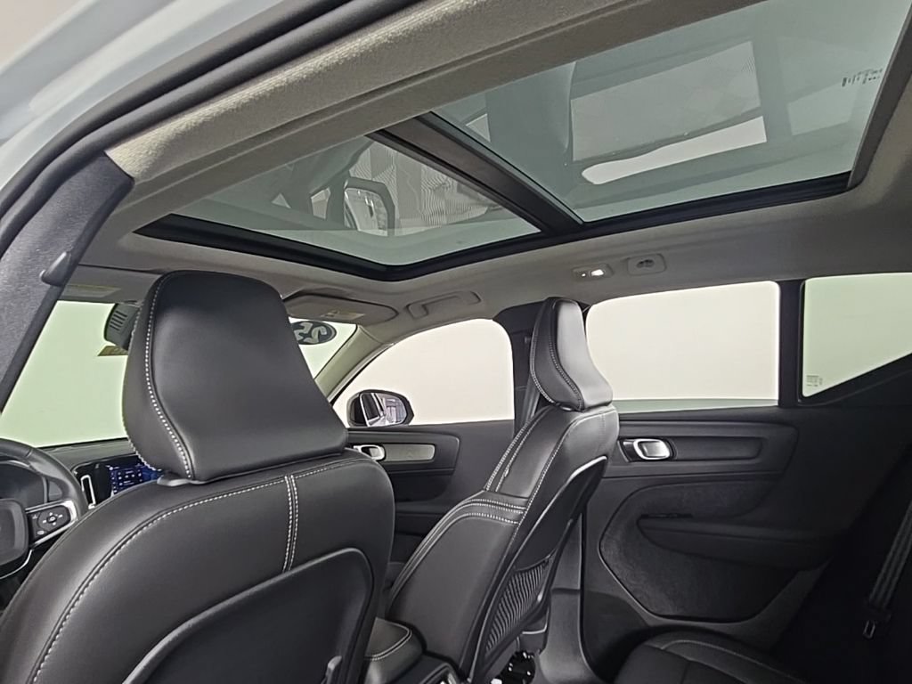 Certified 2025 Volvo XC40 B5 Plus AWD/4WD image 19