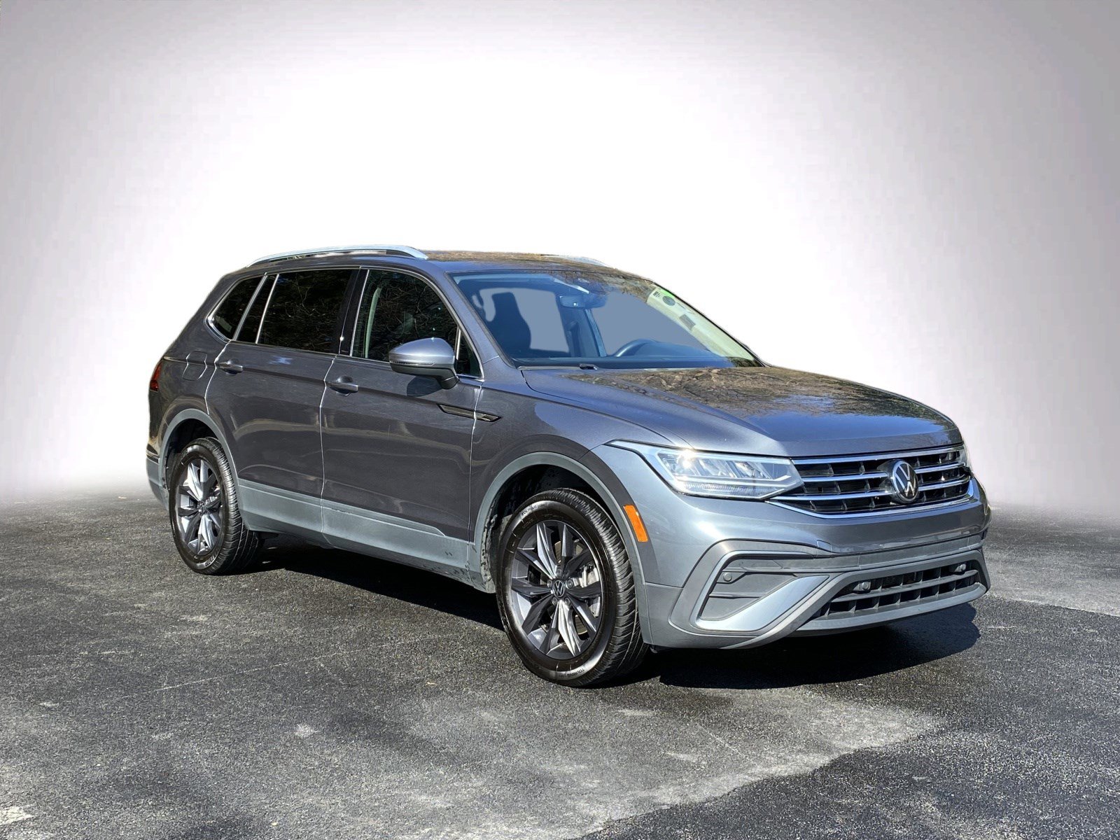Used 2022 Volkswagen Tiguan SE FWD image 2