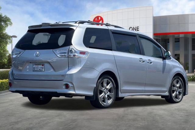 Used 2018 Toyota Sienna SE w/ SE Preferred Package FWD image 4