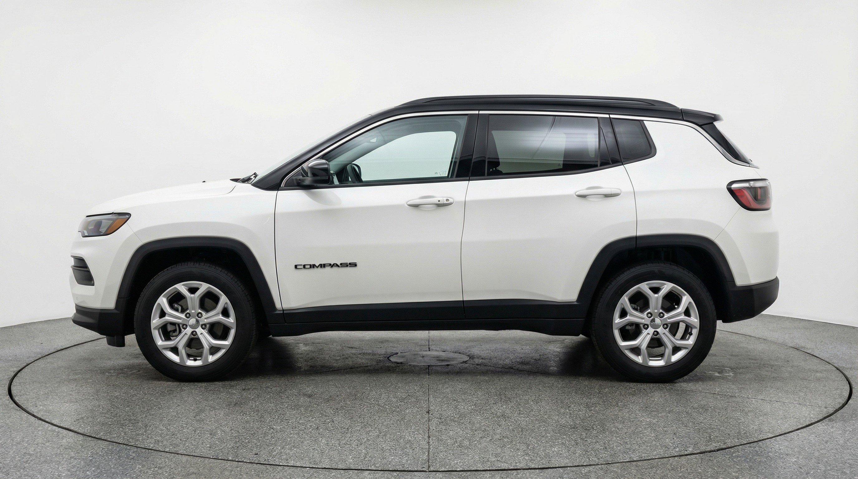 Used 2025 Jeep Compass Latitude AWD/4WD image 5