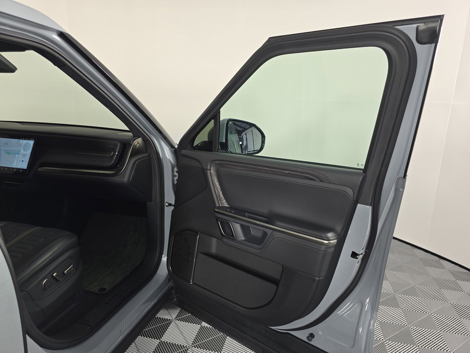 Used 2023 Rivian R1T Launch Edition image 18