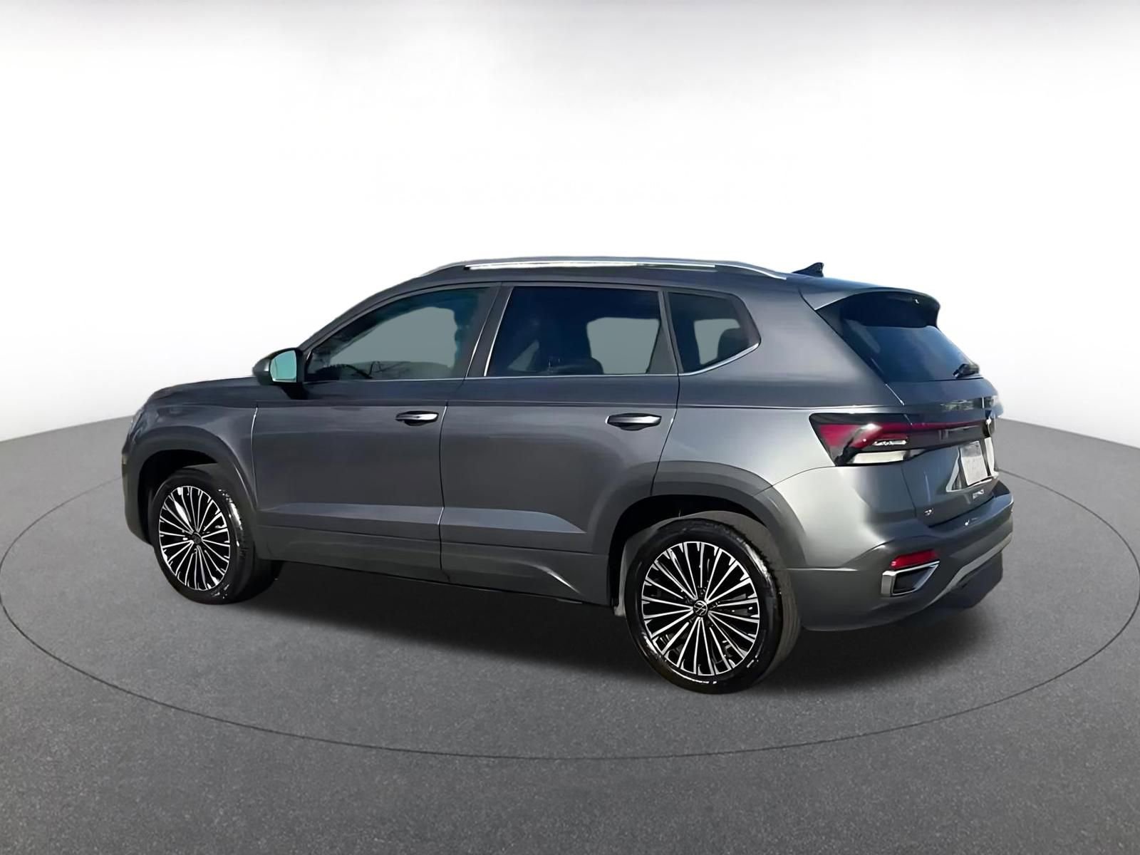 Used 2025 Volkswagen Taos SE image 9