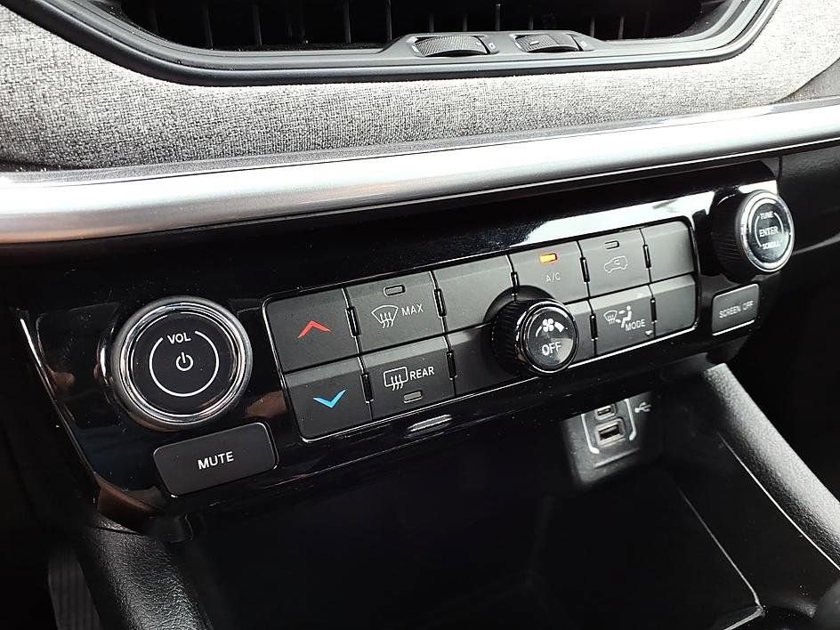 Used 2024 Jeep Compass Latitude AWD/4WD image 29