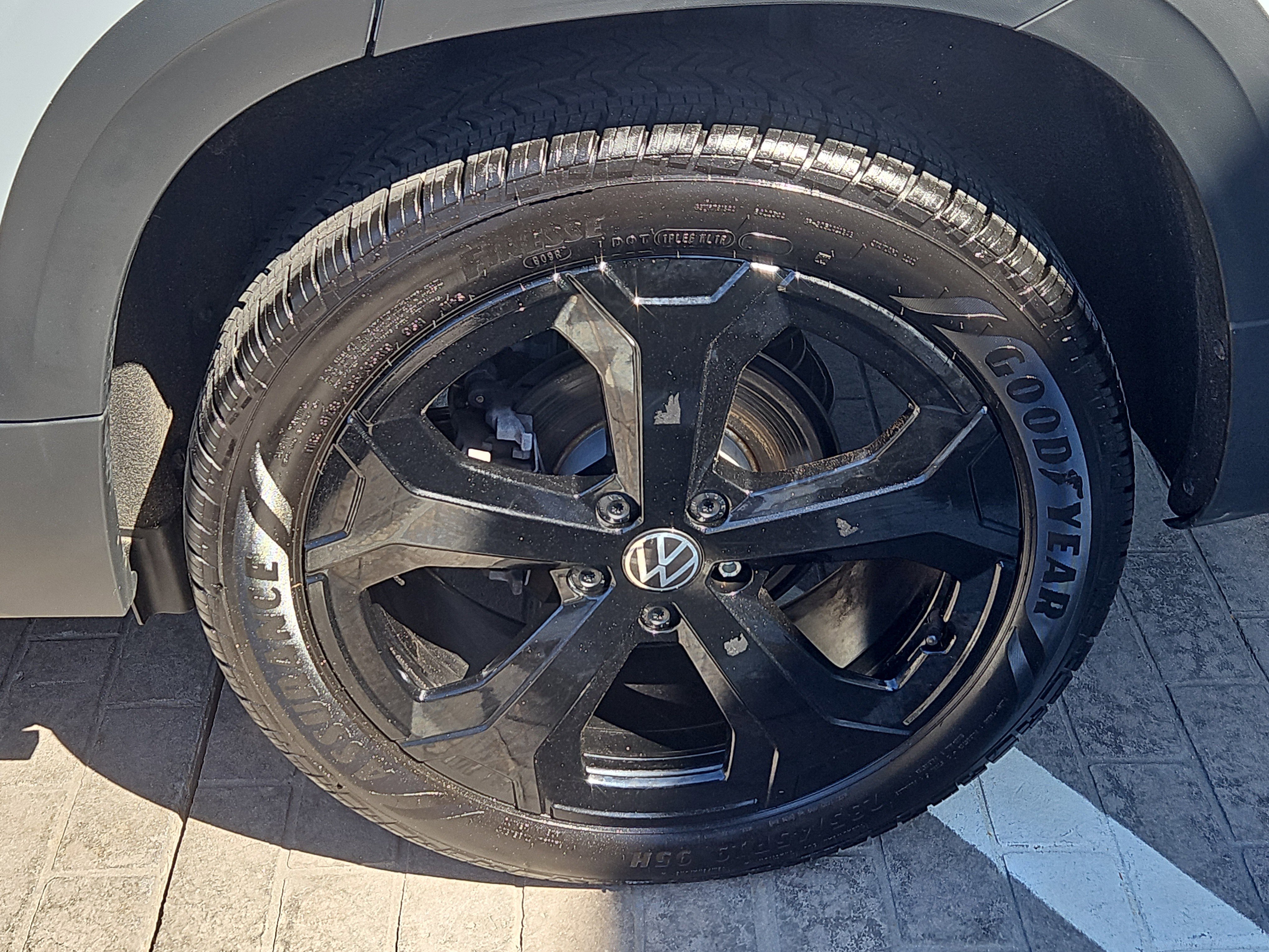 Used 2025 Volkswagen Taos SE image 26