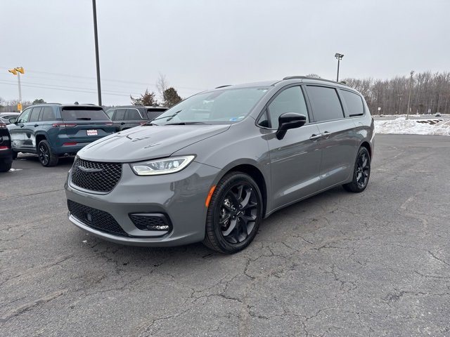 Used 2025 Chrysler Pacifica Limited image 17