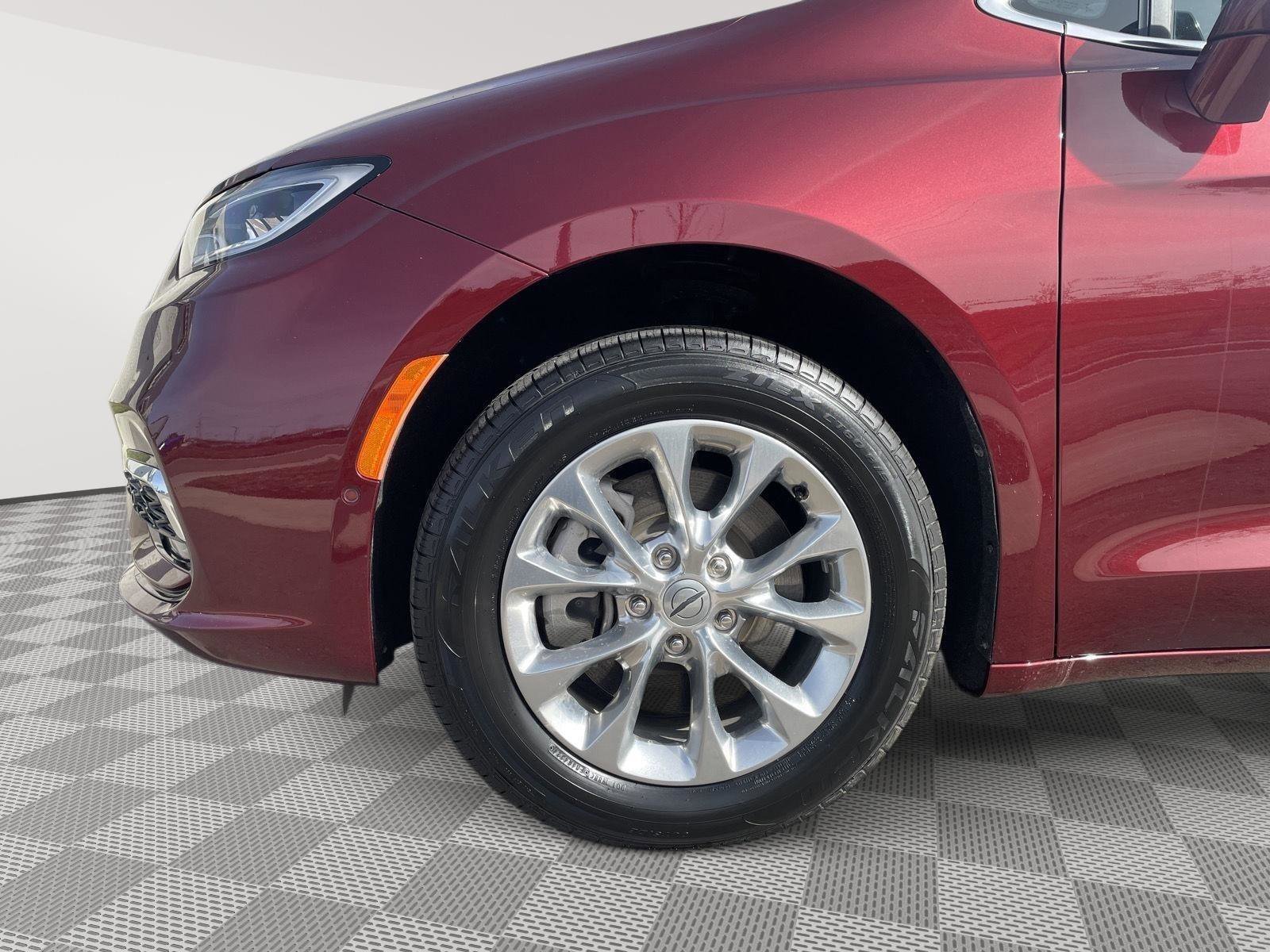 Used 2021 Chrysler Pacifica Touring-L w/ Premium & Safety Sphere Group image 14