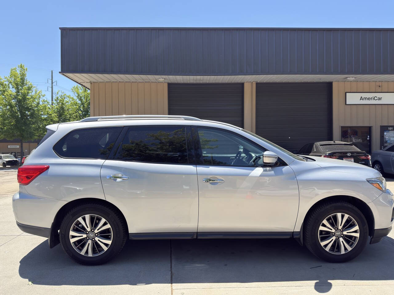 Used 2017 Nissan Pathfinder S AWD/4WD image 9