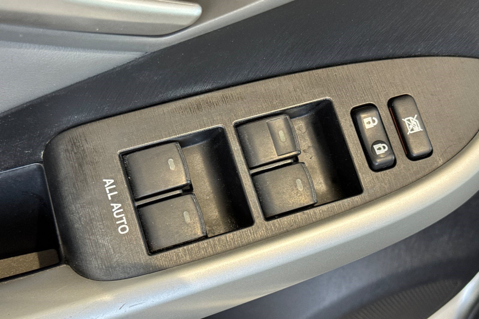 Used 2015 Toyota Prius Five FWD image 13