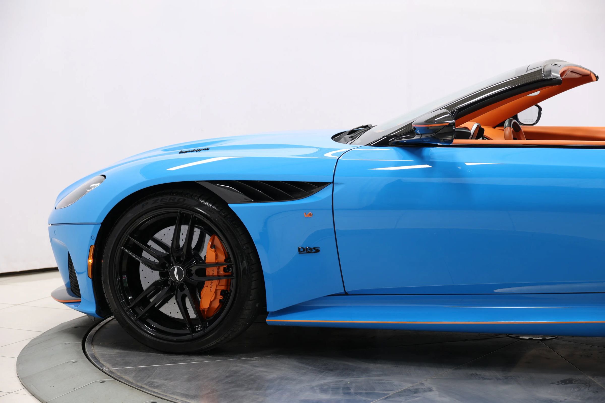 Used 2022 Aston Martin DBS Superleggera Volante RWD image 9
