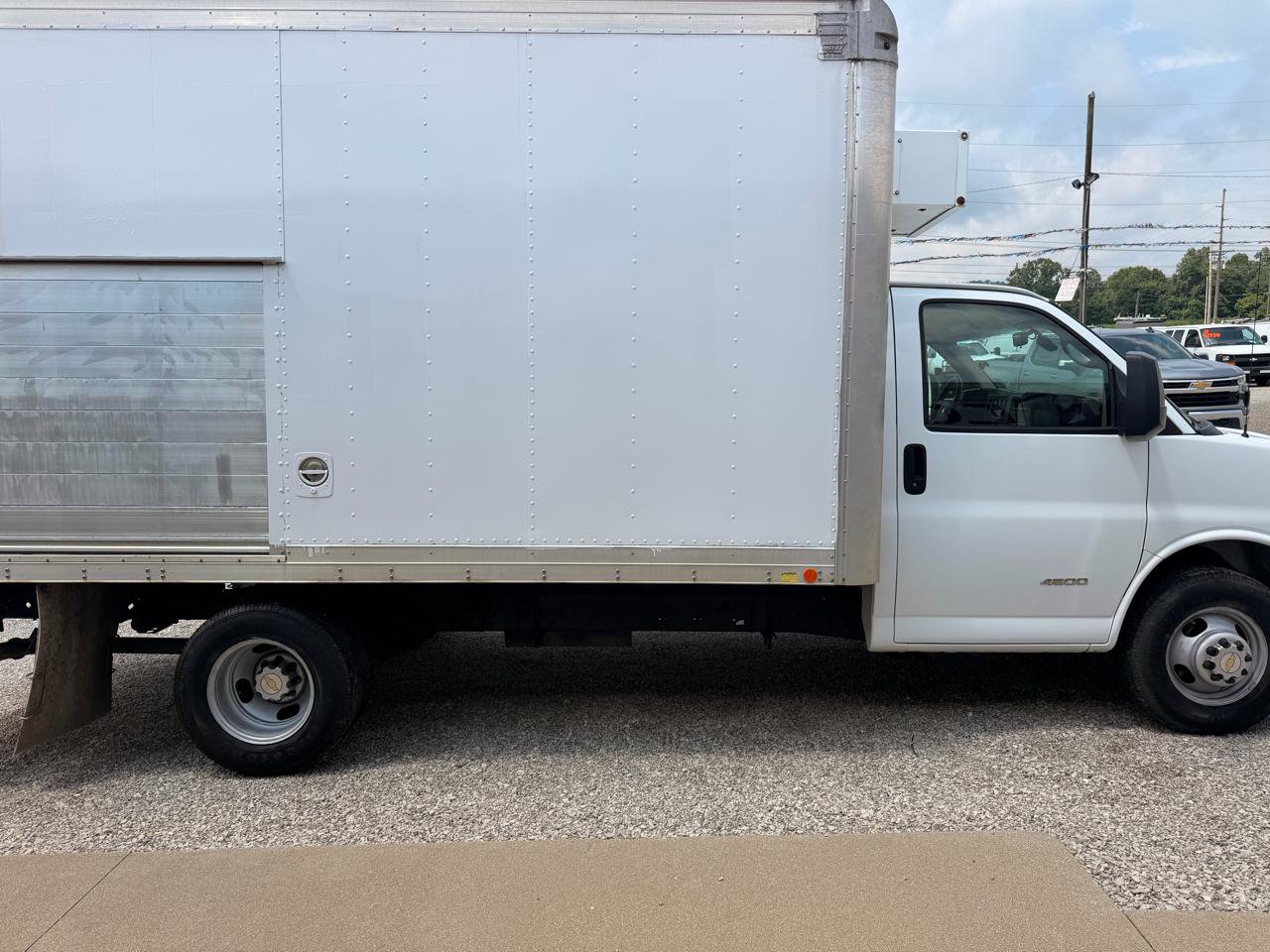Used 2015 Chevrolet Express 4500 RWD image 2