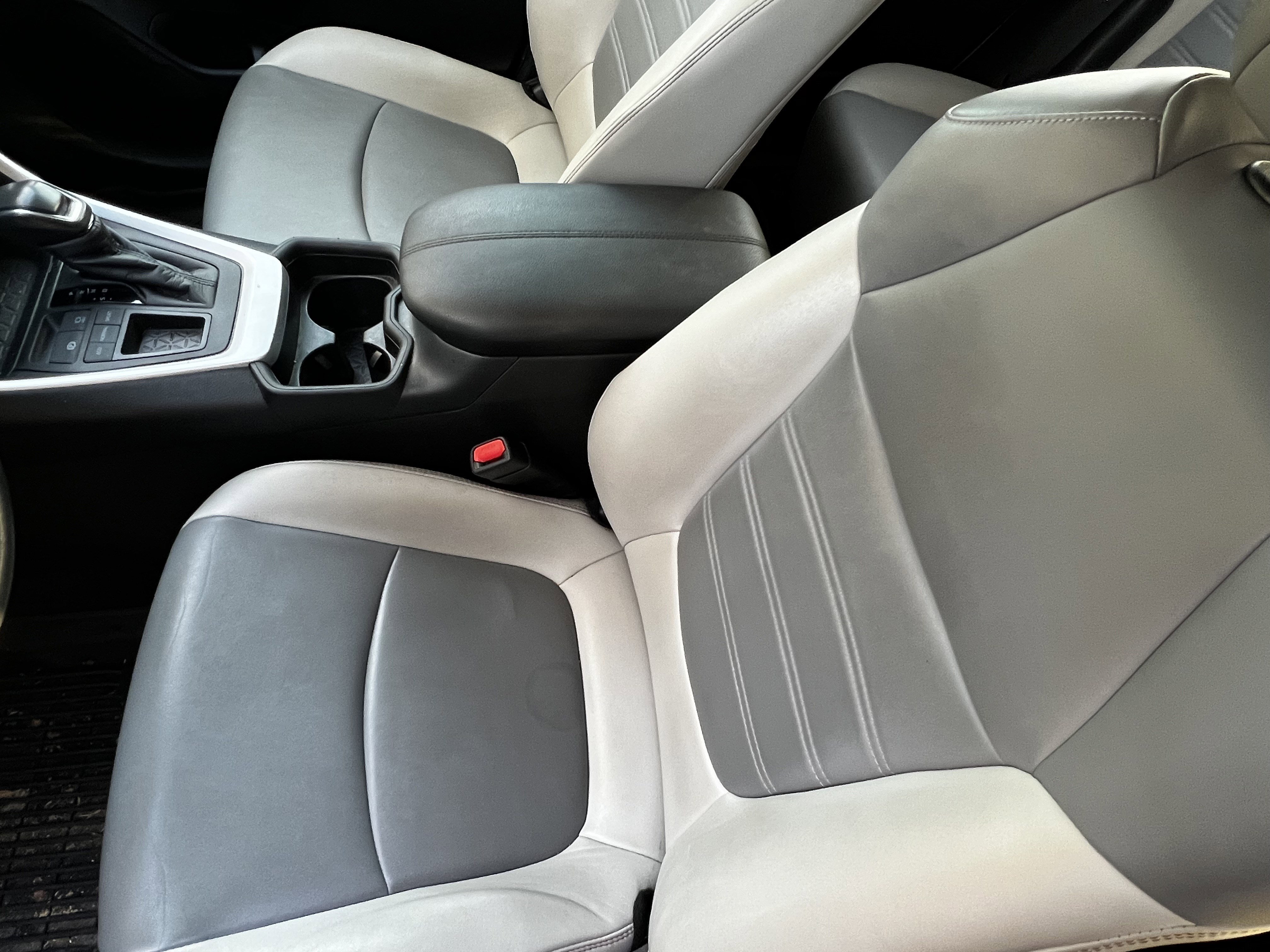 Used 2020 Toyota RAV4 XLE Premium image 16