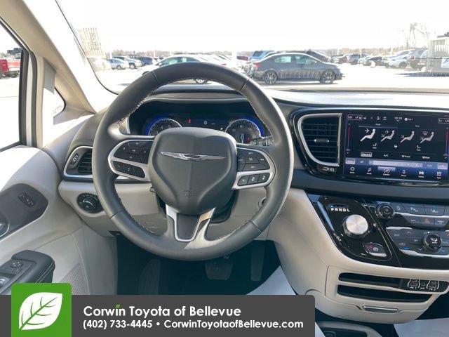 Used 2024 Chrysler Pacifica Touring-L image 20
