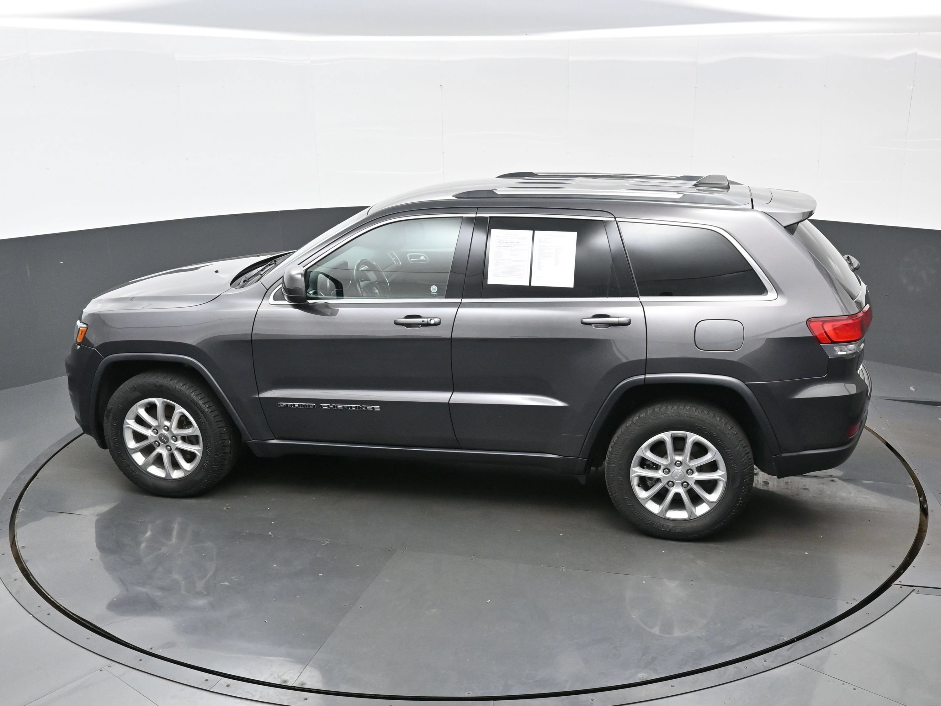 Used 2021 Jeep Grand Cherokee Laredo w/ Security & Convenience Group AWD/4WD image 33