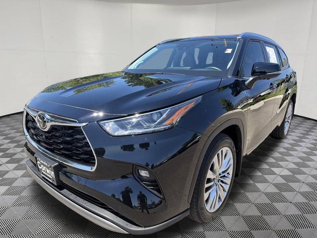 Used 2025 Toyota Highlander Platinum AWD/4WD image 3
