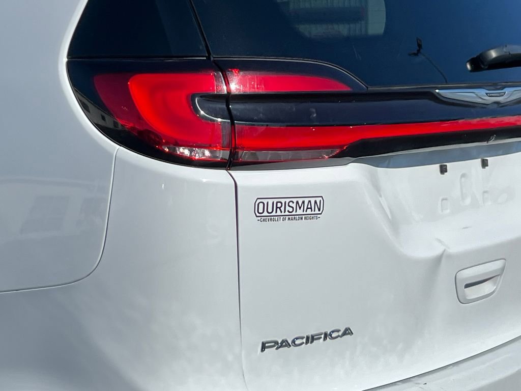 Used 2024 Chrysler Pacifica Touring-L image 6